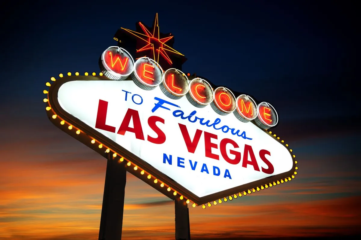 Das beleuchtete Schild Welcome to Fabulous Las Vegas Nevada vor dem Abendhimmel.