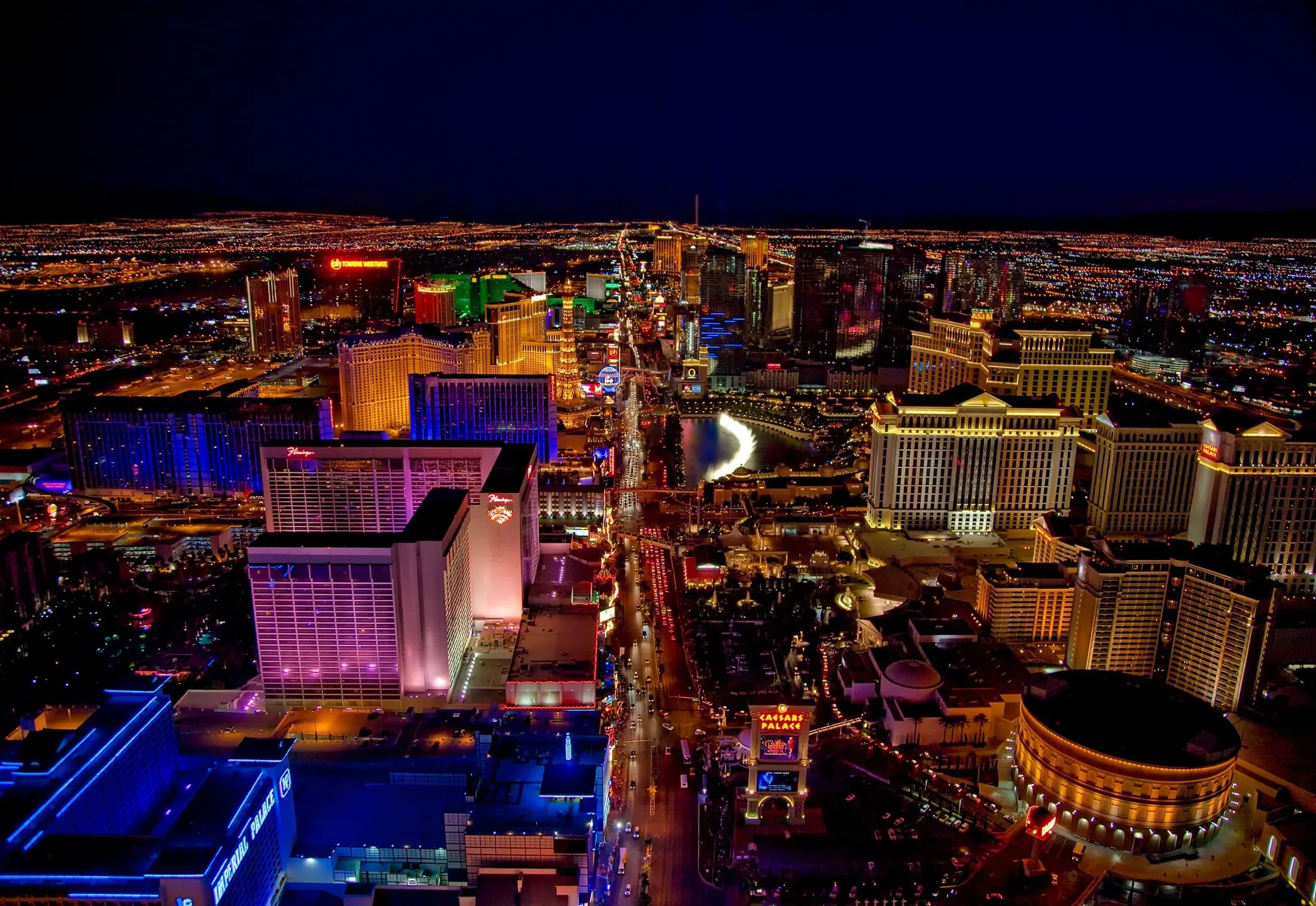 Der Las Vegas Strip bei Nacht mit dem Eiffelturm-Nachbau und den Wasserfontänen des Bellagio.