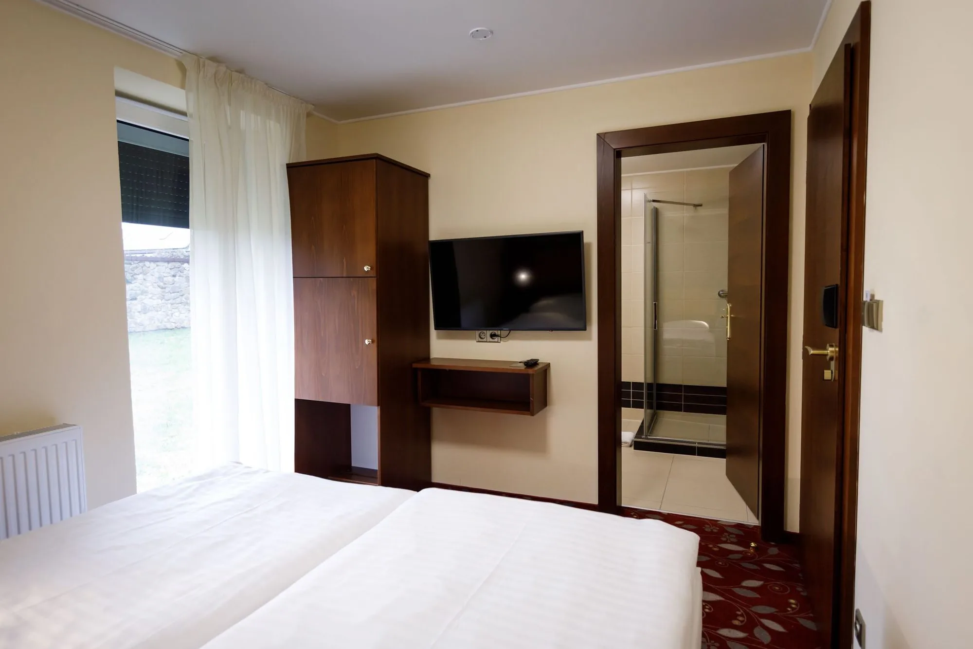 Zimmer mit Fernseher und Bad im 4-Sterne-Partnerhotel am King’s Resort Rozvadov