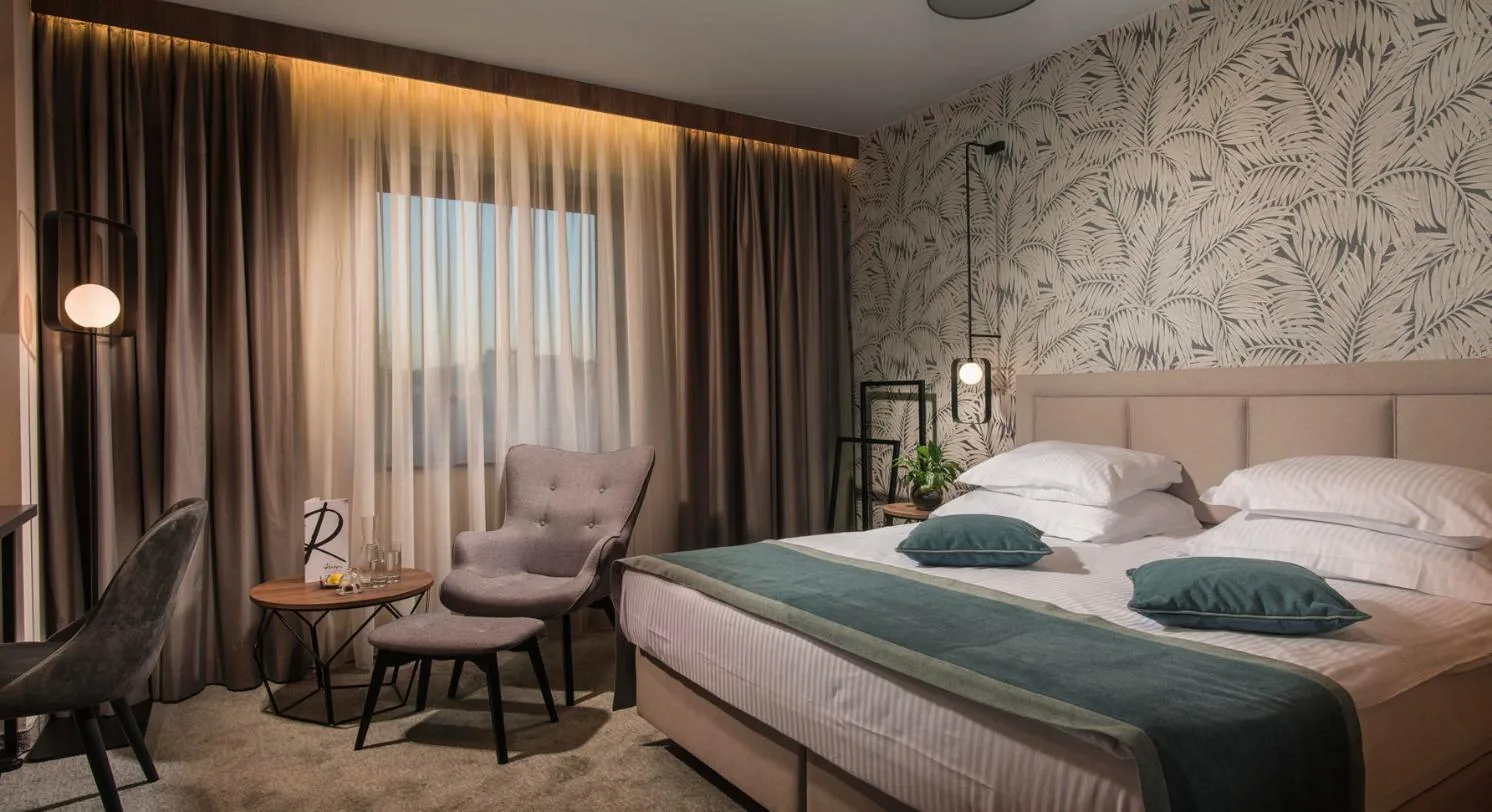 Classic-Zimmer mit Doppelbett und Sessel im Rosslyn Central Park Hotel Sofia