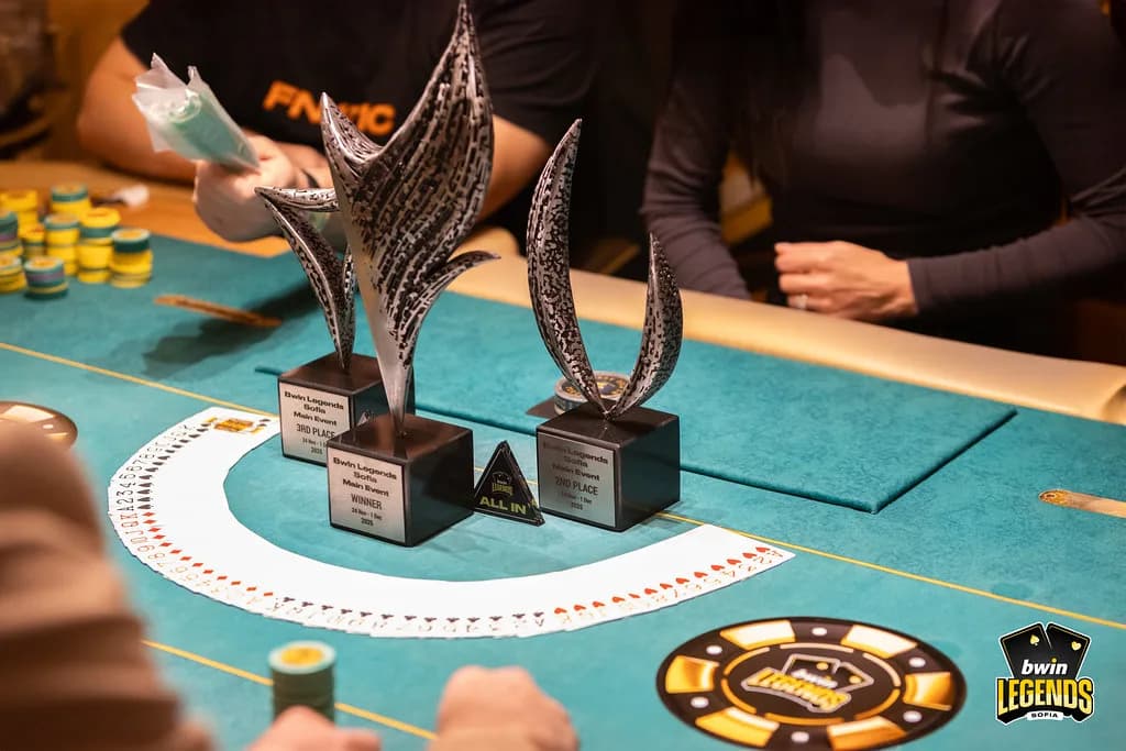 Siegertrophäen der bwin Legends auf dem Pokertisch