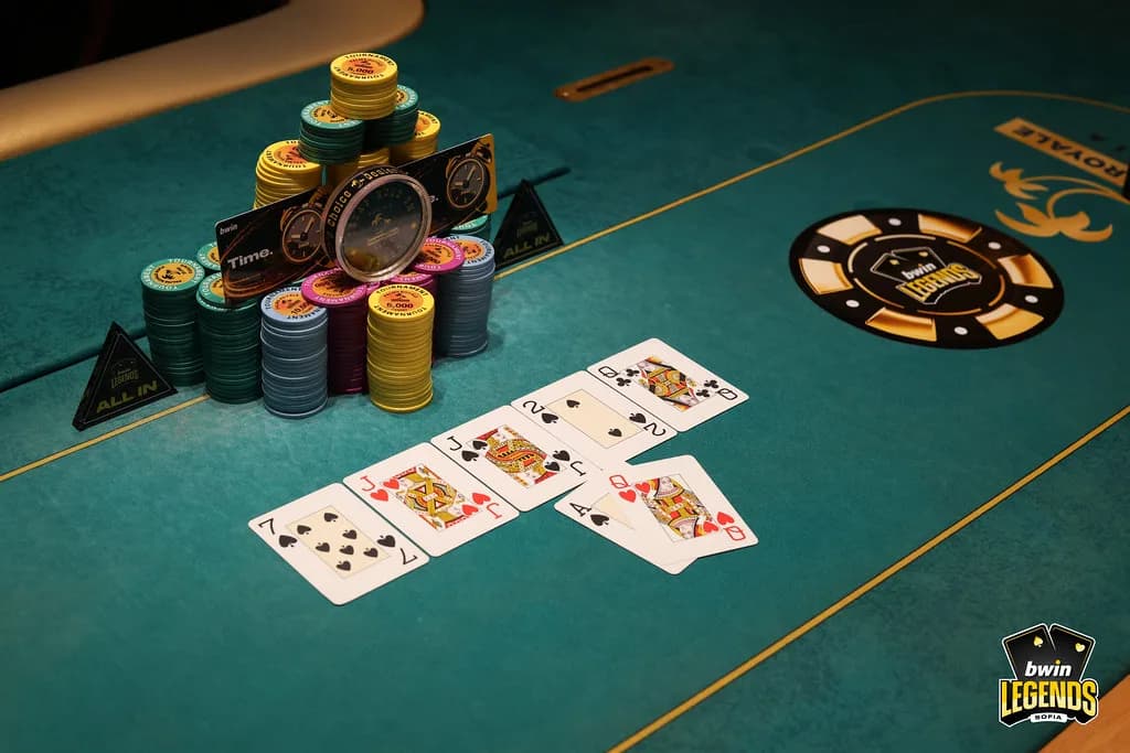 Chips und Karten auf einem Pokertisch der bwin Legends